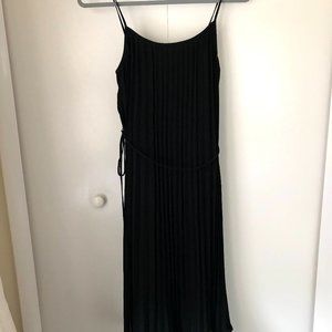 Black pleated H&M midi dress w/waist tie - Size XS